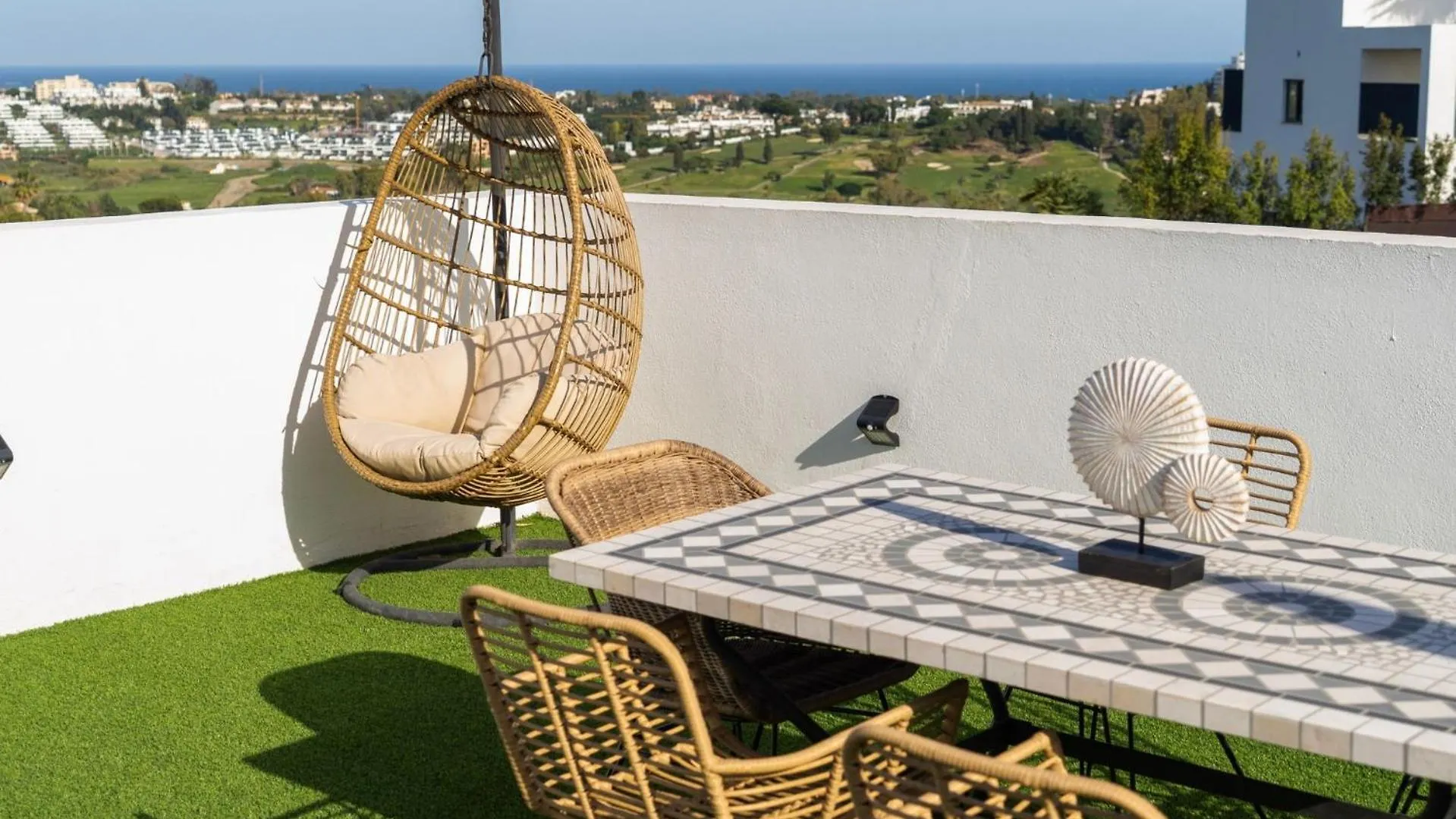 Serene Hideaway, Luxurious 2-Bedroom Penthouse Apartment In The Exclusive Paraiso Pueblo Estepona
