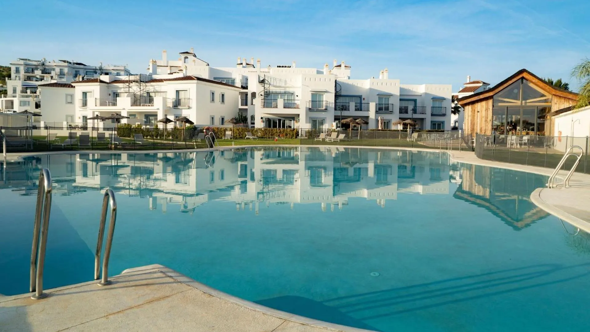 Serene Hideaway, Luxurious 2-Bedroom Penthouse Apartment In The Exclusive Paraiso Pueblo Estepona