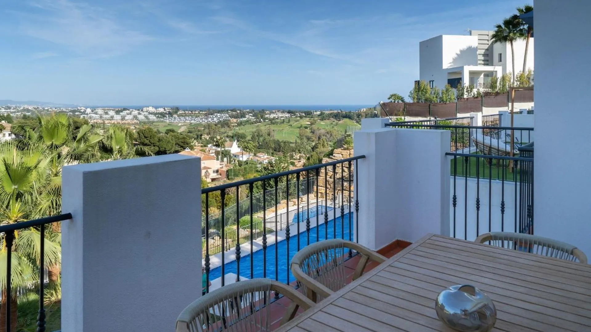 Serene Hideaway, Luxurious 2-Bedroom Penthouse Apartment In The Exclusive Paraiso Pueblo Estepona