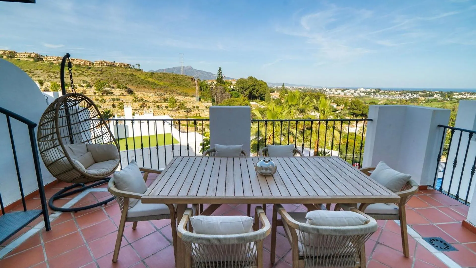 Serene Hideaway, Luxurious 2-Bedroom Penthouse Apartment In The Exclusive Paraiso Pueblo Estepona