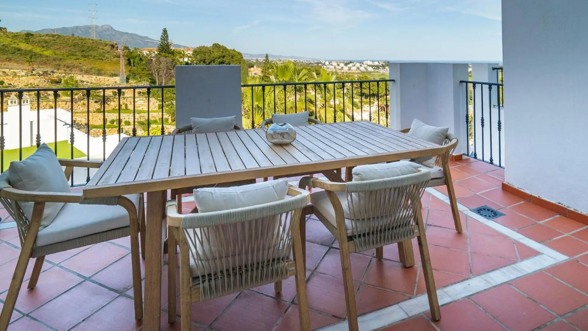 Serene Hideaway, Luxurious 2-Bedroom Penthouse Apartment In The Exclusive Paraiso Pueblo Estepona Spain