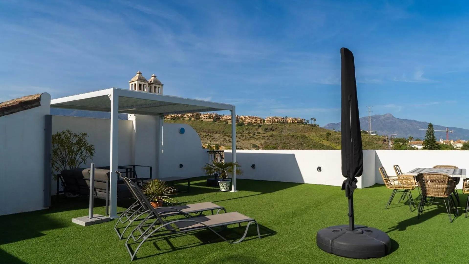 Serene Hideaway, Luxurious 2-Bedroom Penthouse Apartment In The Exclusive Paraiso Pueblo Estepona