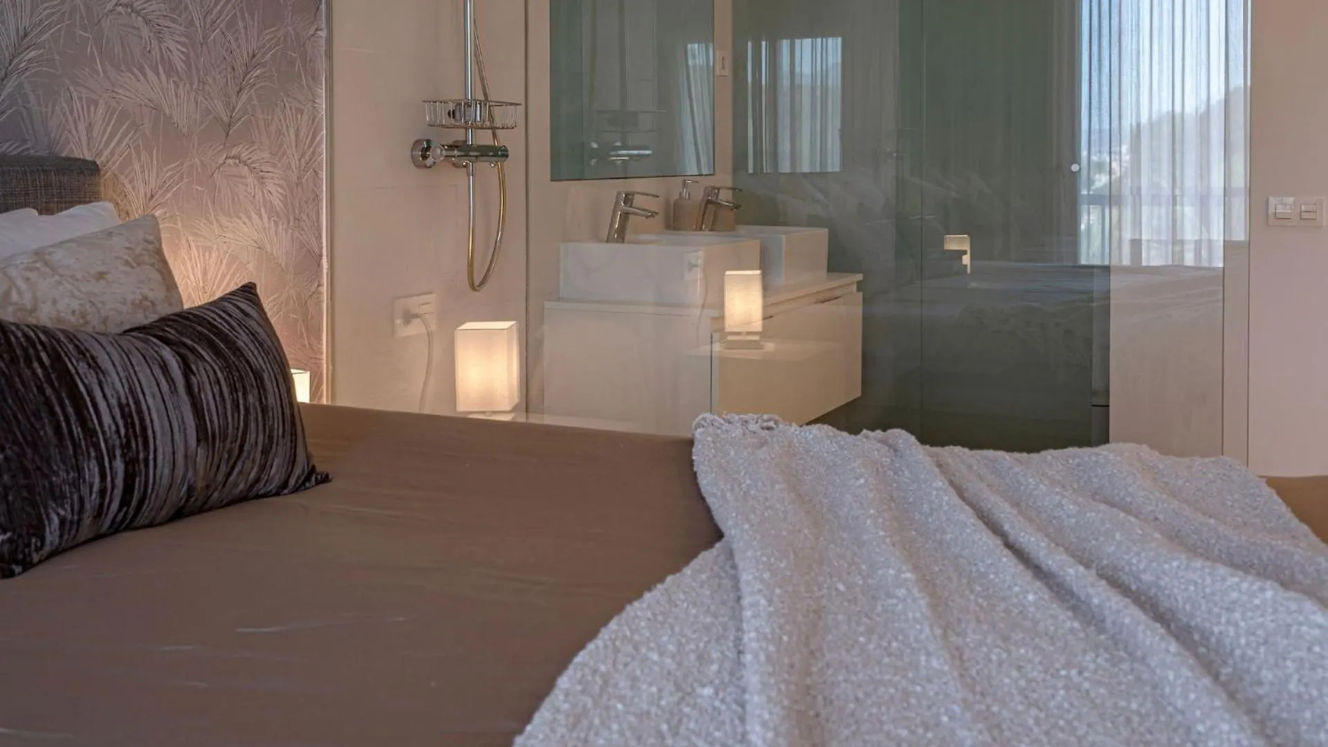 Serene Hideaway, Luxurious 2-Bedroom Penthouse Apartment In The Exclusive Paraiso Pueblo Estepona