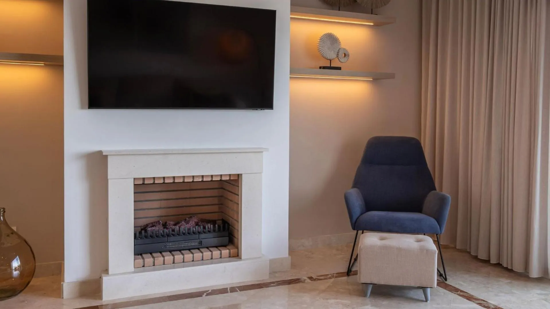 Serene Hideaway, Luxurious 2-Bedroom Penthouse Apartment In The Exclusive Paraiso Pueblo Estepona